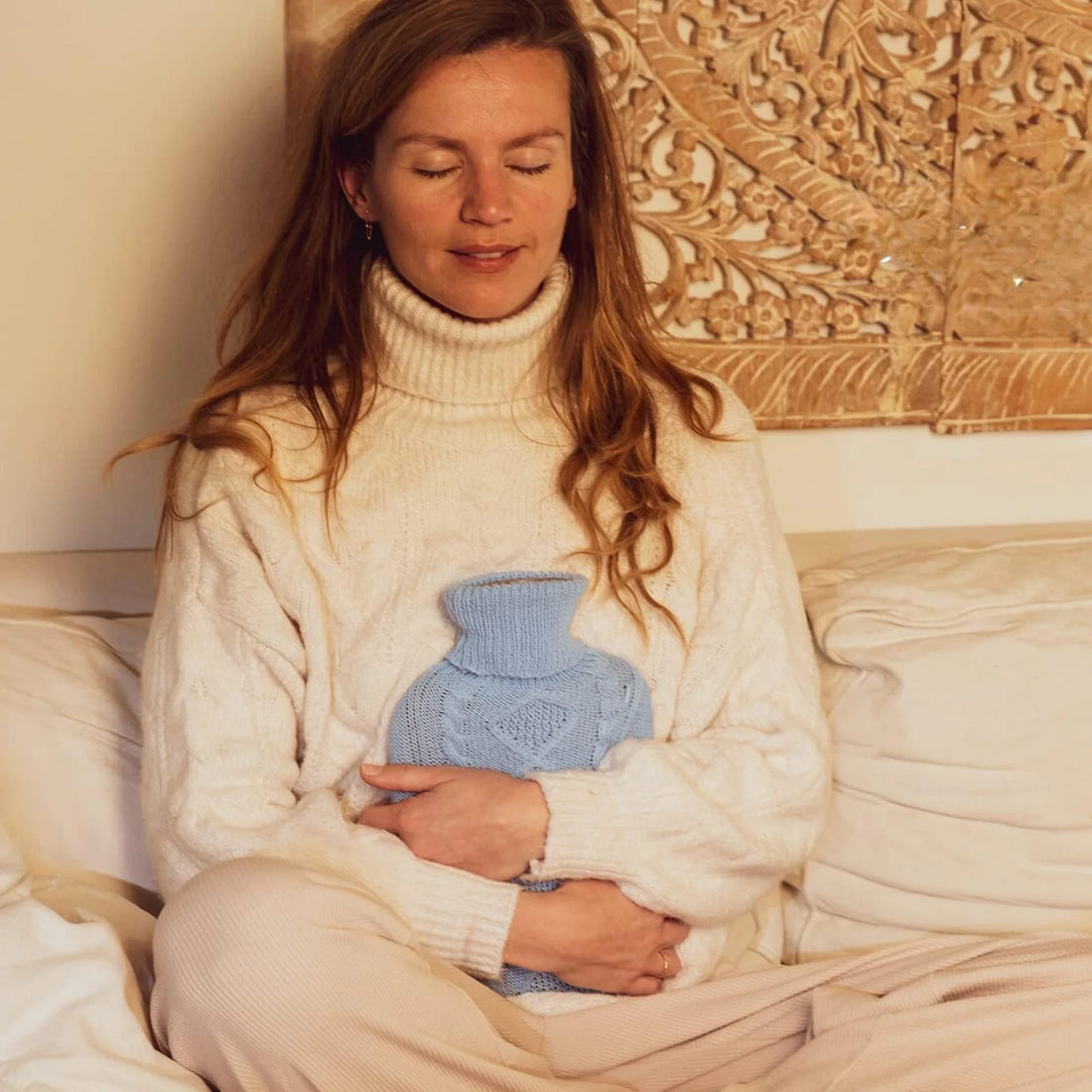 Jeune femme Bouillotte eau bleu ciel